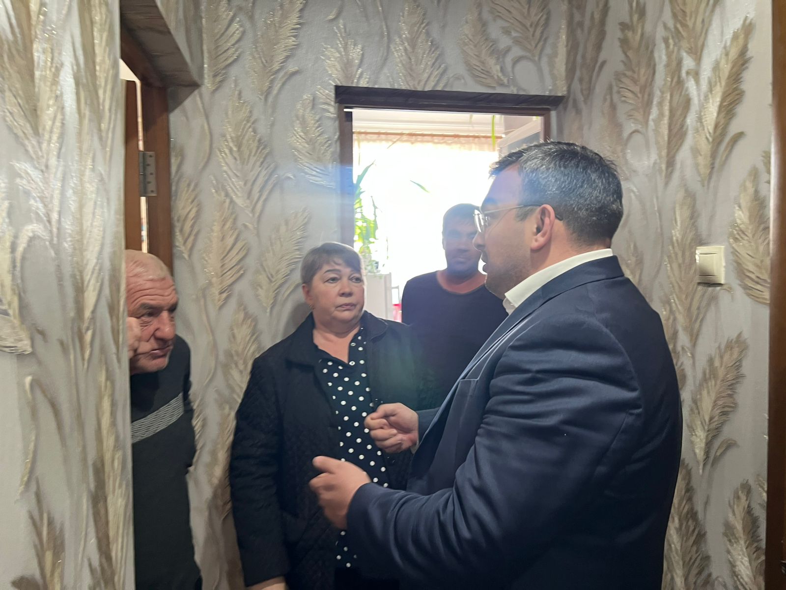 Министр труда и социального развития Республики Дагестан Магомедзагид Кихасуров провел выездной личный прием граждан в администрации города Кизляра.